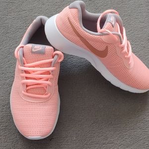 Nike Tanjun Athletic sneakers girls size 5Y